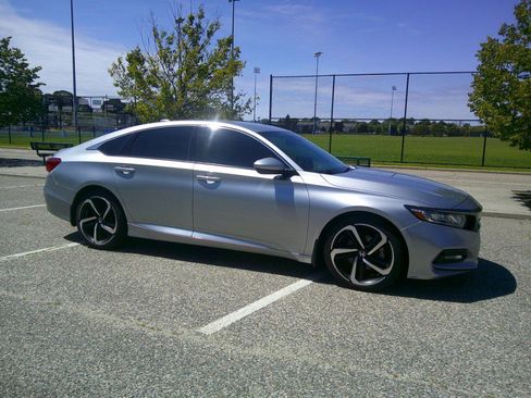 Used 2018 Honda Accord Sport image 3