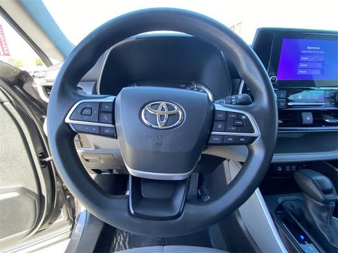 Certified 2023 Toyota Highlander L image 23