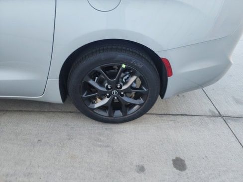 New 2026 Chrysler Pacifica Limited w/ S Appearance Package image 25