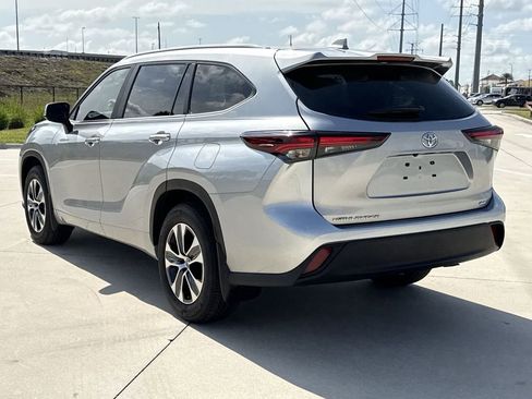 Used 2024 Toyota Highlander XLE FWD image 10