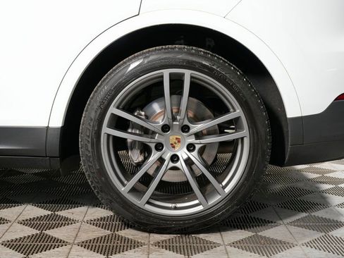Certified 2022 Porsche Cayenne Platinum Edition image 38