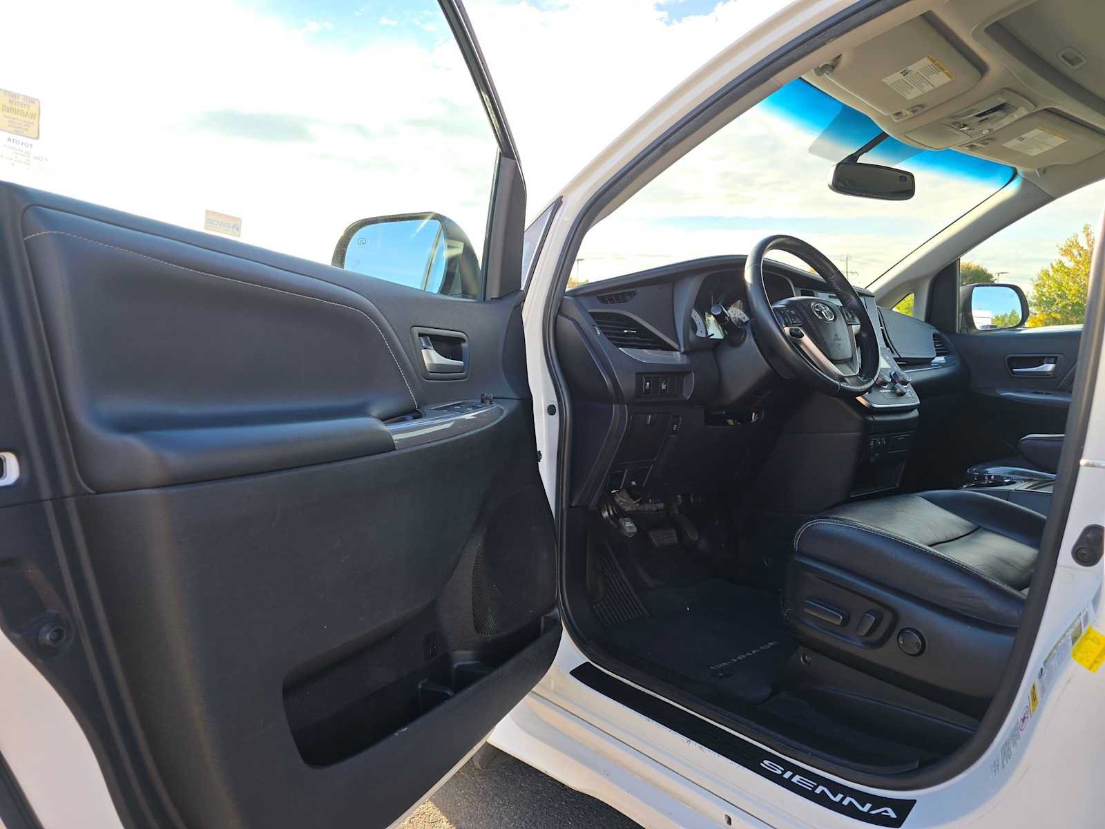 Used 2016 Toyota Sienna SE w/ SE Preferred Package FWD image 21