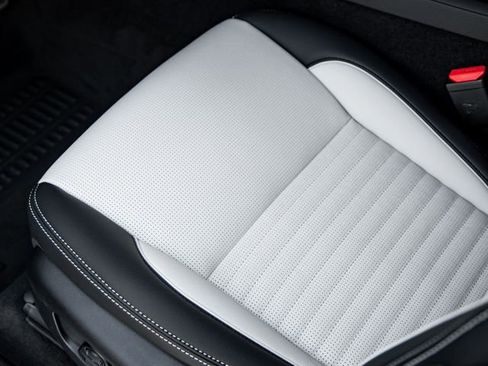 Used 2024 Land Rover Discovery Sport Dynamic SE image 15