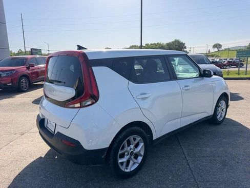 Used 2022 Kia Soul LX w/ Technology Package FWD image 3