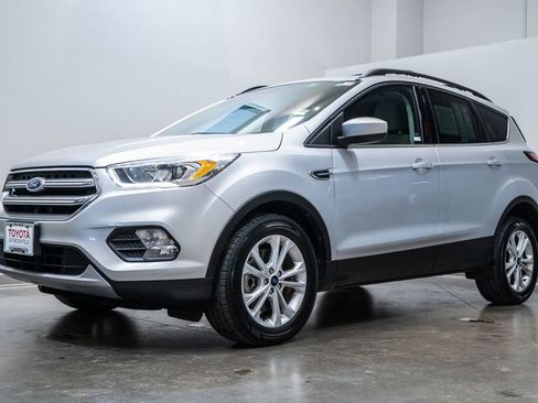Used 2017 Ford Escape SE w/ Equipment Group 201A image 3