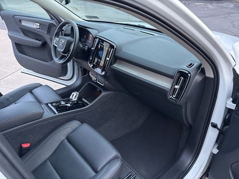 Certified 2025 Volvo XC40 B5 Plus image 41