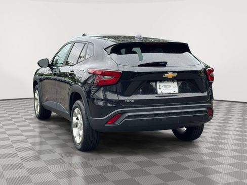 Used 2024 Chevrolet Trax LS w/ LS Convenience Package FWD image 6