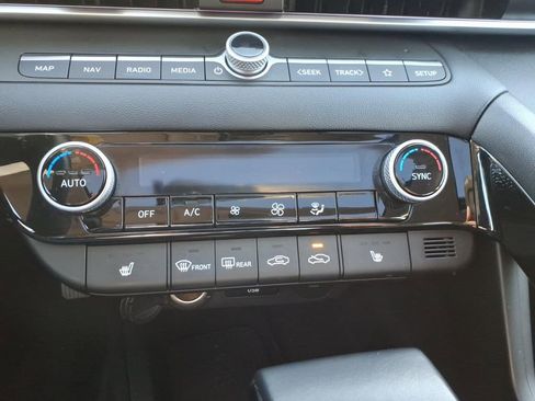 Used 2024 Hyundai Elantra Limited image 13