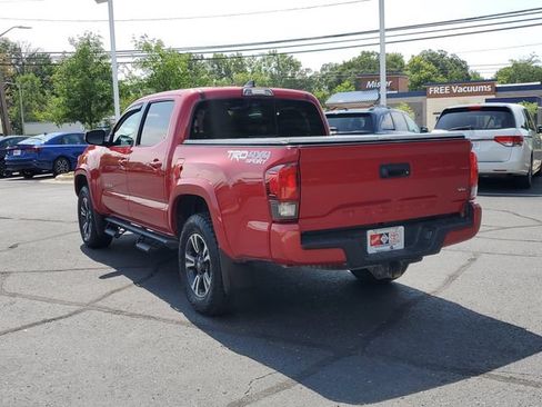 Used 2019 Toyota Tacoma TRD Sport AWD/4WD image 3