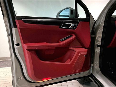 New 2026 Porsche Macan image 24
