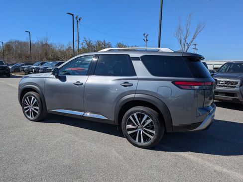 Certified 2025 Nissan Pathfinder Platinum image 6