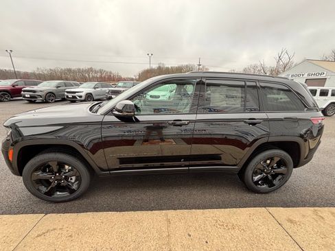 New 2025 Jeep Grand Cherokee Altitude image 10
