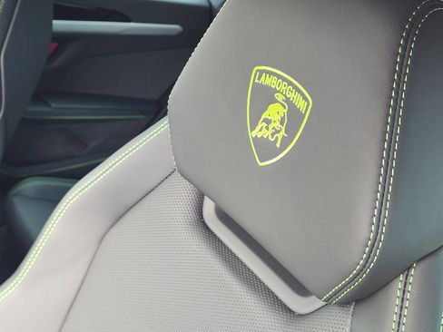 Used 2025 Lamborghini Urus SE image 13