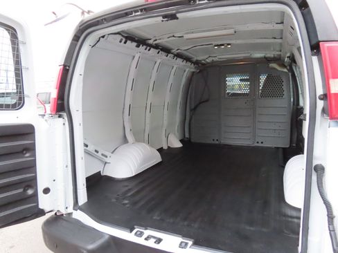 Used 2015 Chevrolet Express 2500 image 10