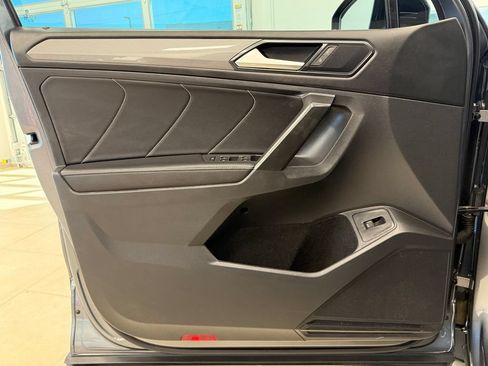 Used 2022 Volkswagen Tiguan SE w/ Panoramic Sunroof Package FWD image 13