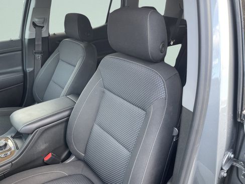 Used 2023 GMC Acadia SLE image 14