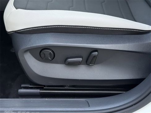 Certified 2025 Volkswagen Taos SE image 25