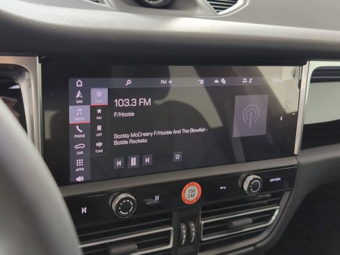 Used 2025 Porsche Macan image 30