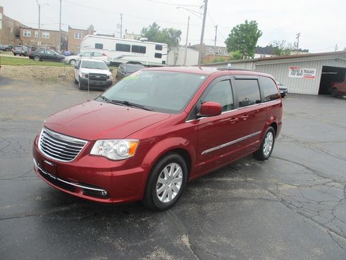 Used 2013 Chrysler Town & Country Touring FWD image 3