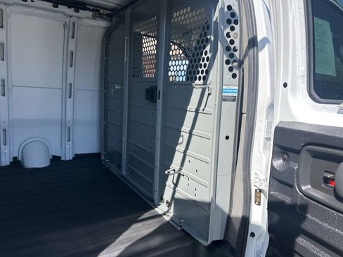 Used 2017 Chevrolet Express 2500 RWD image 20