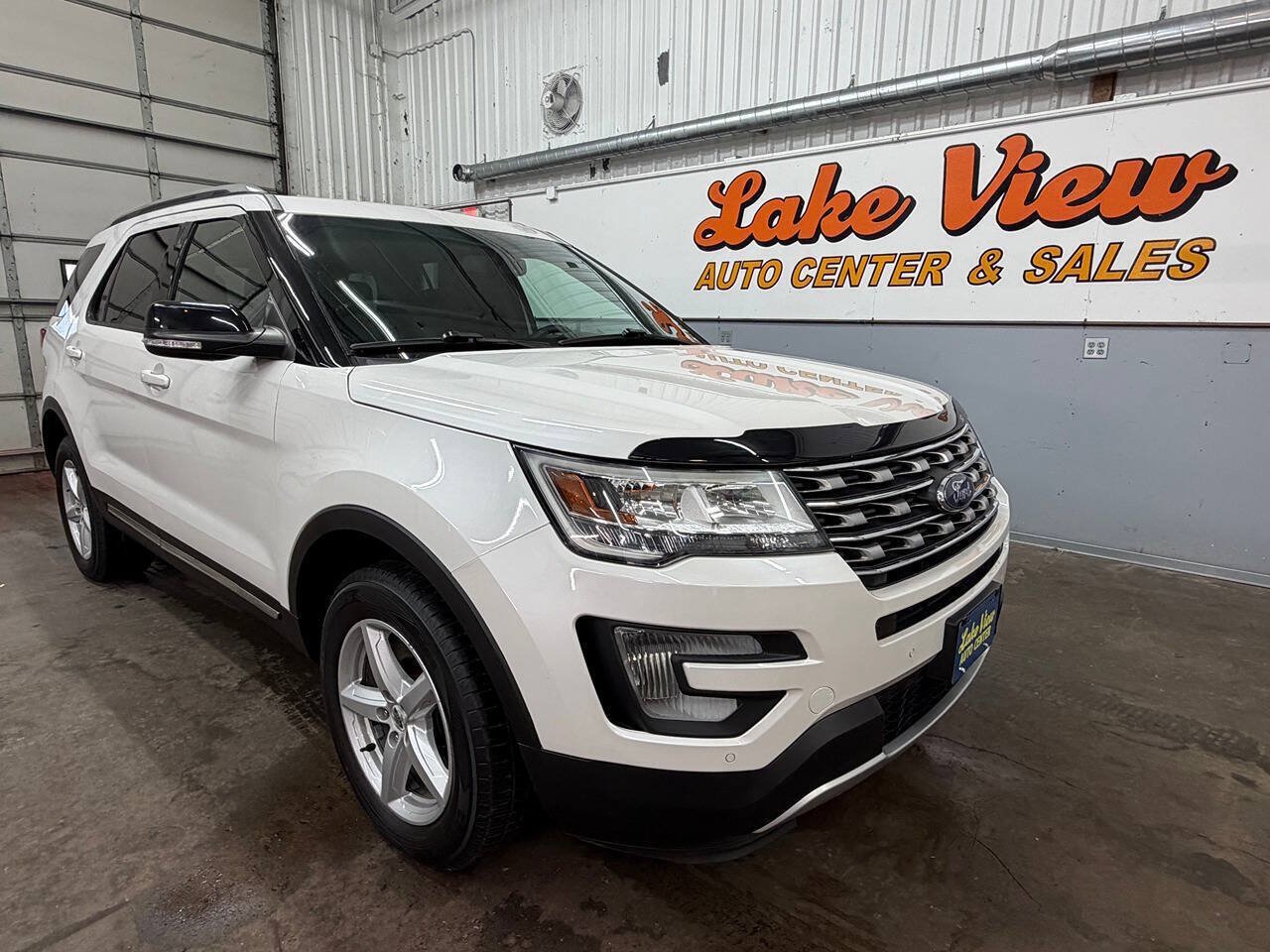 Used 2016 Ford Explorer XLT w/ Equipment Group 202A AWD/4WD image 1