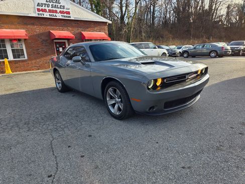 Used 2019 Dodge Challenger SXT image 3