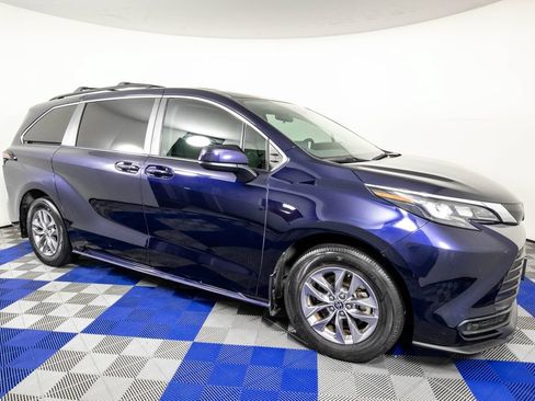 Used 2024 Toyota Sienna LE FWD image 3
