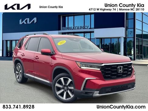 Used 2025 Honda Pilot Touring image 1