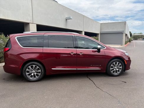 Certified 2023 Chrysler Pacifica Pinnacle FWD image 5