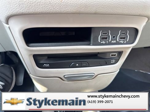 Used 2021 Chrysler Pacifica Touring-L w/ Uconnect Theater Family Group image 48