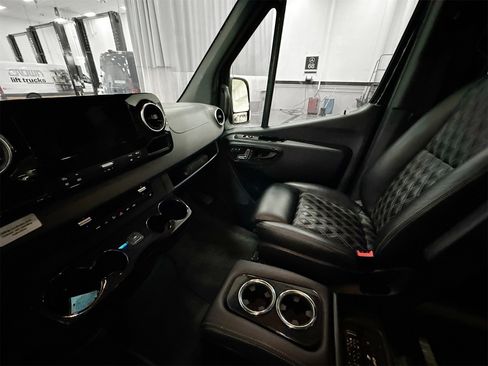 Used 2024 Mercedes-Benz Sprinter 2500 image 24