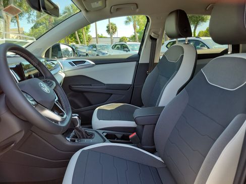 New 2026 Volkswagen Taos SE FWD image 14