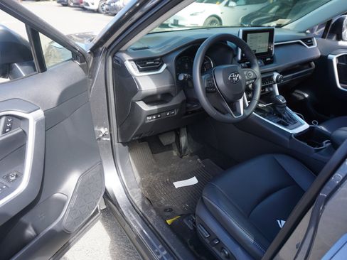 Used 2023 Toyota RAV4 XLE Premium image 7