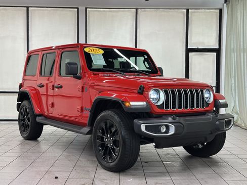 Used 2025 Jeep Wrangler Unlimited Sahara AWD/4WD image 1