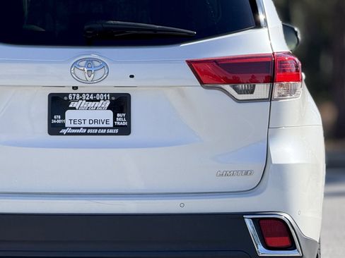 Used 2019 Toyota Highlander Limited image 16