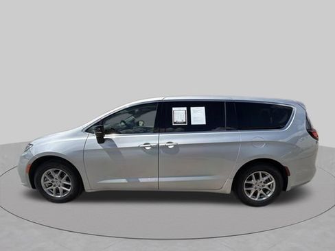 Used 2024 Chrysler Pacifica Touring-L FWD image 6