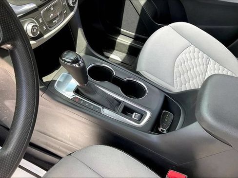 Certified 2021 Chevrolet Equinox LS w/ LS Convenience Package FWD image 17