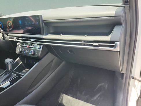 Certified 2025 Hyundai Santa Cruz SE FWD image 19