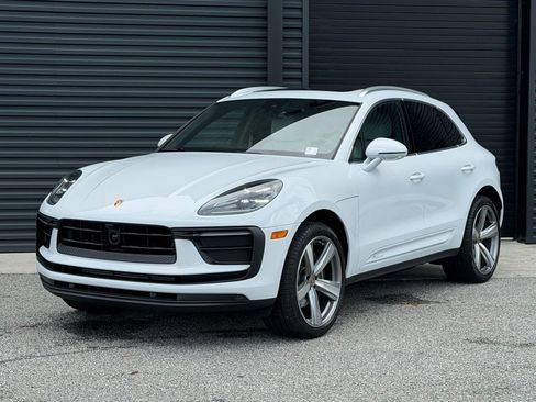 Certified 2026 Porsche Macan AWD/4WD image 1