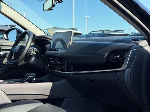Used 2025 Nissan Rogue SL w/ Tech Package FWD image 25