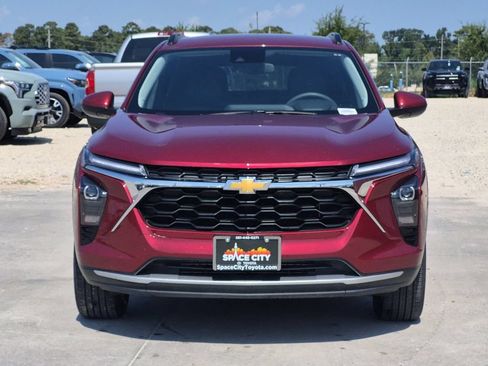 Used 2025 Chevrolet Trax LT FWD image 9