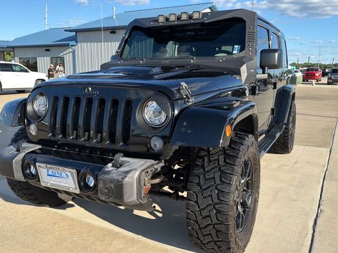 Used 2017 Jeep Wrangler Unlimited Sahara AWD/4WD image 4