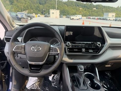 Used 2022 Toyota Highlander Platinum AWD/4WD image 13