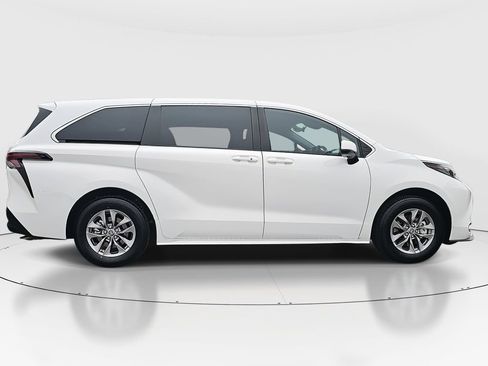 Certified 2025 Toyota Sienna LE image 4