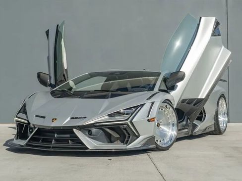 Used 2024 Lamborghini Revuelto image 4