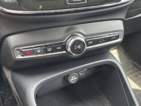 Used 2023 Volvo XC40 B4 Core w/ Convenience Package FWD image 31