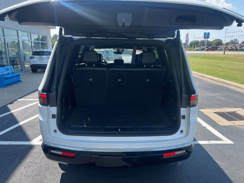 Used 2024 Jeep Wagoneer Series II w/ Flexible Seating Group RWD image 12