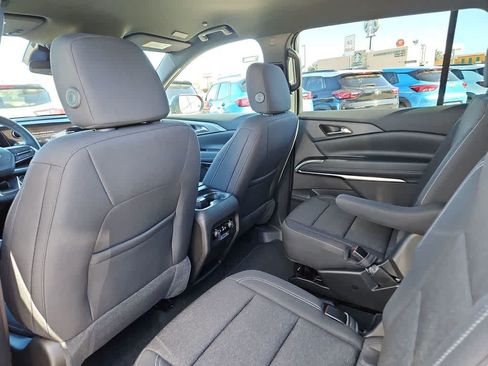 Used 2025 Chevrolet Traverse LT FWD image 18