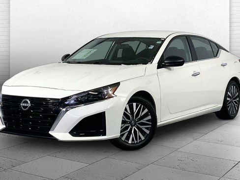 Used 2025 Nissan Altima 2.5 SV image 12