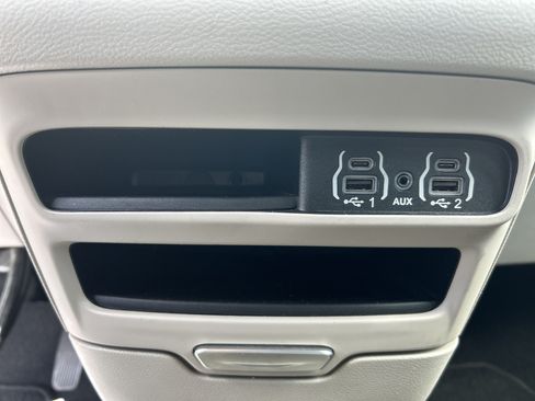 Used 2023 Chrysler Pacifica Touring-L FWD image 16